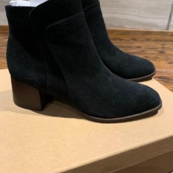 BNIB Lucky Brand Stylish Suede Booties - Picture 4 of 7